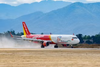 Tàu bay của Hãng Hàng không Vietjet tại sân bay Điện Biên Phủ. 
