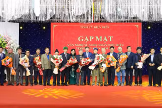 Các đồng chí lãnh đạo Tỉnh ủy, Hội đồng nhân dân và Ủy ban nhân dân tỉnh Điện Biên tặng quà, chúc mừng các văn nghệ sĩ, nghệ nhân tiêu biểu của tỉnh Điện Biên.