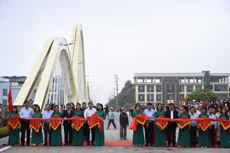 Các đồng chí lãnh đạo Tỉnh ủy, Ủy ban nhân dân tỉnh Điện Biên cùng lãnh đạo thành phố Điện Biên Phủ, đại diện nhà thầu thi công cắt băng thông xe kỹ thuật cầu Thanh Bình.