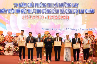 Đồng chí Mùa A Sơn, Phó Bí thư Thường trực Tỉnh ủy Điện Biên trao Bằng khen tặng các tập thể, cá nhân có thành tích trong các phong trào thi đua xây dựng thị xã Mường Lay.