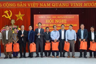 Đồng chí Lê Khánh Hòa, Bí thư Huyện ủy Nậm Pồ tặng quà các chức sắc, chức việc, trưởng điểm nhóm tôn giáo có nhiều đóng góp trong thực hiện các nhiệm vụ trên địa bàn.