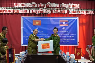 Thượng tá Đỗ Ngọc Minh (bên phải), Phó Giám đốc Công an tỉnh Điện Biên trao quà tặng Công an tỉnh Phong-sa-ly. (Ảnh: THÀNH TRUNG)