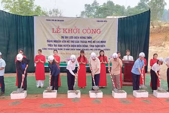 Các đồng chí lãnh đạo tỉnh Điện Biên; lãnh đạo các sở, ngành Thành phố Hồ Chí Minh thực hiện nghi thức động thổ, khởi công xây dựng công trình cấp điện nông thôn tại bản Háng Lia.