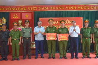 Đồng chí Trần Quốc Cường, Ủy viên Trung ương Đảng, Bí thư Tỉnh ủy Điện Biên cùng đồng chí Lò Văn Tiến, Phó Chủ tịch Ủy ban nhân dân tỉnh trao thưởng cán bộ, chiến sĩ Công an huyện Nậm Pồ có thành tích trong thực hiện Chuyên án 924T.