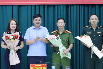 Chủ tịch Ủy ban nhân dân tỉnh Điện Biên Lê Thành Đô trao thưởng thành viên Ban Chuyên án.