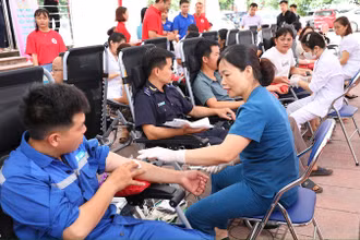 Cán bộ, công nhân viên và người lao động tỉnh Điện Biên tình nguyện hiến máu hưởng ứng chương trình Hành trình đỏ với chủ đề "Giọt hồng về miền lịch sử".