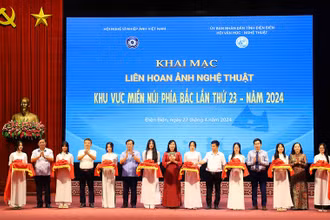 Lãnh đạo Ủy ban nhân dân tỉnh Điện Biên cùng lãnh đạo Liên hiệp Các hội Văn học - Nghệ thuật Việt Nam cắt băng khai mạc Liên hoan ảnh nghệ thuật các tỉnh khu vực miền núi phía bắc lần thứ 23.