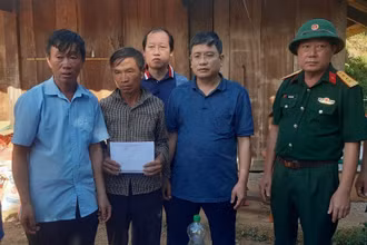 Đoàn cán bộ Ủy ban nhân dân cùng các phòng, ban huyện Mường Chà thăm hỏi, động viên gia đình học sinh bị đuối nước.