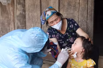 Cán bộ Y tế Điện Biên lấy dịch họng hầu các trường hợp trong vùng dịch. (Ảnh: CDC Điện Biên)