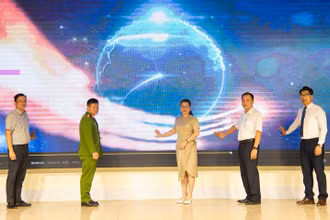 Đại biểu ấn nút sử dụng phần mềm du lịch thông minh phục vụ du lịch tại tỉnh Điện Biên.