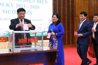 Đại biểu Hội đồng nhân dân tỉnh Điện Biên bỏ phiếu bầu Phó Chủ tịch Ủy ban nhân dân tỉnh đối với ông Lò Văn Cương.