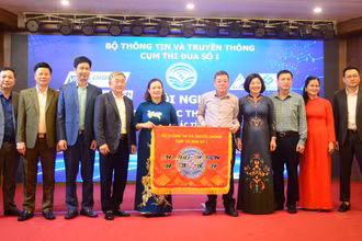 Giám đốc Đài Phát thanh-Truyền hình tỉnh Điện Biên Lường Văn Xuyên trao Cờ đăng cai Cụm trưởng Cụm thi đua số 1 (năm 2025) cho Đài Phát thanh-Truyền hình tỉnh Yên Bái.