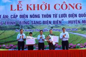 Các đồng chí lãnh đạo tỉnh Điện Biên và lãnh đạo huyện Mường Chà trao quà tặng nhân dân bản Pú Chả, đơn vị thi công.