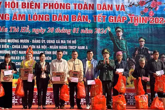 Lãnh đạo Bộ Chỉ huy Bộ đội Biên phòng tỉnh trao quà tặng nhân dân các xã biên giới Việt Nam-Lào thuộc địa phận huyện Mường Chà, tỉnh Điện Biên.