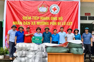 Lãnh đạo Công ty Cổ phần Cao-su Điện Biên trao hỗ trợ người dân, công nhân bị thiệt hại do lũ quét ở Mường Pồn.