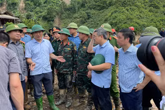 Chủ tịch Ủy ban nhân dân huyện Điện Biên Nguyễn Thái Bình báo cáo đồng chí Trần Quốc Cường, Bí thư Tỉnh ủy Điện Biên phương án tìm kiếm cứu nạn, khắc phục hậu quả lũ quét.