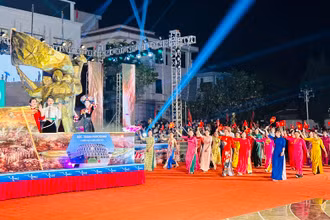 Xe mô hình mang biểu tượng Tượng đài chiến thắng Điện Biên Phủ dẫn đầu đoàn diễu hành xuất phát từ quảng trường Him Lam.
