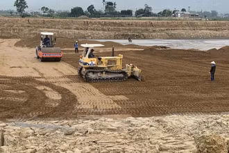Đơn vị thi công đang nỗ lực đẩy nhanh tiến độ đường cất hạ cánh, đường lăn sân đỗ máy bay dự án Nâng cấp Cảng Hàng không Điện Biên.