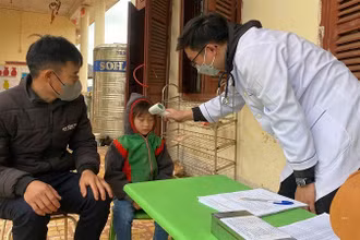 Cán bộ Trung tâm Y tế huyện Nậm Pồ khám sàng lọc trước lúc tiêm vaccine phòng bệnh sởi cho trẻ em trên địa bàn huyện. 