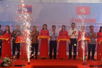 Đại diện lãnh đạo Bộ Ngoại giao hai nước, lãnh đạo hai tỉnh Điện Biên, Phong Sa Ly cắt băng khai trương lối mở Nậm Đích-Huổi Hịa.