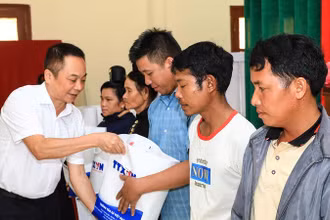 Đồng chí Ngô Thanh Sơn, Chánh văn phòng Thông tấn xã Việt Nam trao quà cho hộ nghèo tại thành phố Điện Biên Phủ. (Ảnh: XUÂN TƯ)