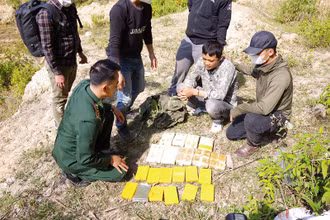 Lực lượng chức năng bắt giữ Lường Văn Vui cùng tang vật là 12 bánh heroin và 54 nghìn viên ma túy tổng hợp.