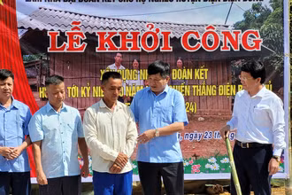 Đồng chí Lê Thành Đô, Chủ tịch Ủy ban nhân dân tỉnh Điện Biên cùng các đồng chí lãnh đạo Huyện ủy Điện Biên Đông trao quà, động viên hộ nghèo xã Pú Nhi cố gắng hoàn thiện nhà ở từ nguồn hỗ trợ trong thời gian nhanh nhất. 
