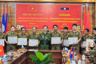Thượng tá Đỗ Ngọc Minh, Phó Giám đốc Công an tỉnh Điện Biên trao thưởng các tập thể, cá nhân đã tham gia bắt hai đối tượng mua bán ma túy số lượng lớn tại Lào.