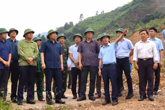 Đồng chí Trần Quốc Cường (thứ ba từ trái sang), Bí thư Tỉnh ủy Điện Biên, kiểm tra công tác phòng chống hậu quả thiên tai tại huyện Mường Chà.