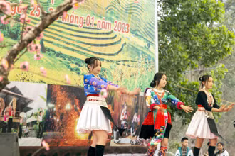Nhân dân các dân tộc huyện Nậm Pồ vui hát múa chào xuân.