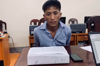 Vàng A Dia cùng tang vật khi bị bắt giữ.