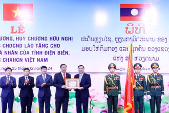 Thừa ủy quyền Chủ tịch nước Cộng hòa dân chủ nhân dân Lào, đồng chí Khăm Phoi Văn Nạ Sản, Bí thư, Tỉnh trưởng tỉnh Phongsaly trao Huân chương Hữu nghị tặng Đảng bộ, chính quyền, nhân dân các dân tộc tỉnh Điện Biên có thành tích, đóng góp trong phát triển kinh tế-xã hội tại tỉnh Phongsaly từ năm 2019 đến nay.