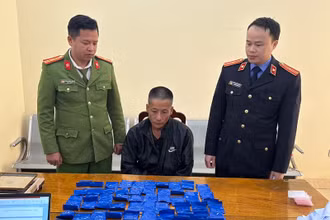 Lý A Phừ cùng tang vật tại cơ quan công an.