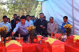 Đồng chí Mùa A Vảng, Ủy viên dự khuyết Trung ương Đảng, Bí thư Huyện ủy Điện Biên Đông cùng cán bộ, nhân dân các dân tộc huyện Điện Biên Đông dâng hương tri ân các liệt sĩ được cất bốc tại 2 xã trên địa bàn huyện.