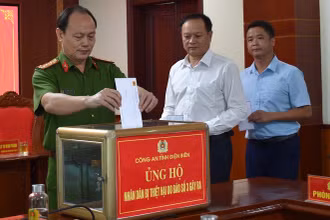 Lãnh đạo Công an tỉnh Điện Biên cùng đại biểu các ban, ngành tỉnh Điện Biên ủng hộ đồng bào vùng bão lũ.