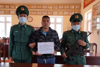 Đối tượng Điêu Chính Phượng bị bắt giữ tại Đồn Biên phòng Si Pa Phìn.