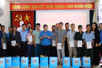 Đoàn công tác Công đoàn Viên chức Việt Nam và công đoàn các bộ, ban, ngành Trung ương trao quà tặng các gia đình chính sách tại huyện Mường Chà, tỉnh Điện Biên.