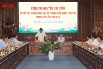 Đồng chí Nguyễn Chí Dũng, Bộ trưởng Kế hoạch và Đầu tư phát biểu tại buổi làm việc với tỉnh Điện Biên.