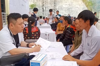 Bác sĩ tư vấn cho người cao tuổi phường Him Lam, thành phố Điện Biên Phủ cách chăm sóc sức khỏe chủ động và phòng tránh bệnh do tuổi cao.