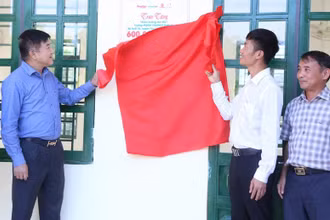 Đại diện đơn vị tài trợ cùng Ban Giám hiệu Trường Phổ thông dân tộc bán trú Tiểu học và Trung học cơ sở Huổi Só, huyện Tủa Chùa (tỉnh Điện Biên) gắn biển công trình.