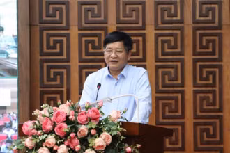 Đồng chí Lê Thành Đô, Chủ tịch Ủy ban nhân dân tỉnh Điện Biên trả lời các kiến nghị của nông dân tại buổi đối thoại.