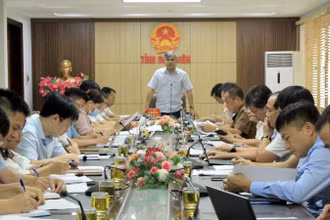 Đồng chí Lò Văn Tiến, Phó Chủ tịch Ủy ban nhân dân tỉnh Điện Biên, phát biểu chỉ đạo tại buổi làm việc.