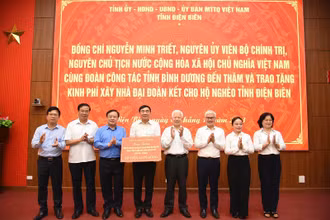 Đồng chí Nguyễn Minh Triết, nguyên Chủ tịch nước cùng Đoàn công tác tỉnh Bình Dương trao 10 tỷ đồng hỗ trợ tỉnh Điện Biên làm nhà Đại đoàn kết cho hộ nghèo.