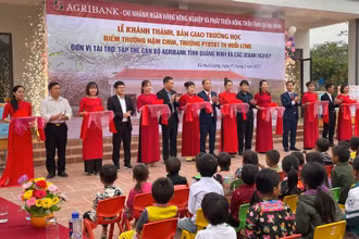 Các đơn vị tài trợ cùng chính quyền địa phương cắt băng khánh thành, bàn giao công trình.