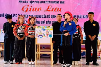Tổ tuyên truyền bình đẳng giới của xã Sín Thầu huyện Mường Nhé thi thuyết trình phòng chống bạo lực gia đình qua tranh vẽ. (Ảnh: THU HÀ)