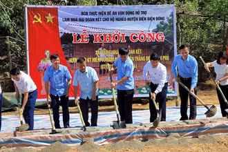 Các đồng chí lãnh đạo tỉnh Điện Biên và lãnh đạo huyện Điện Biên Đông động thổ, khởi công làm nhà Đại đoàn kết cho người nghèo xã Keo Lôm, huyện Điện Biên Đông.
