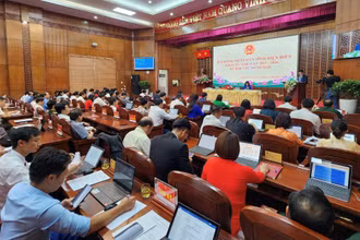 Đại biểu dự họp ấn nút thông qua các nghị quyết.
