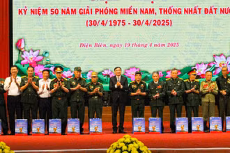 Các đồng chí lãnh đạo tỉnh Điện Biên trao quà tri ân các cựu chiến binh, thanh niên xung phong đã tham gia chiến dịch Điện Biên Phủ.