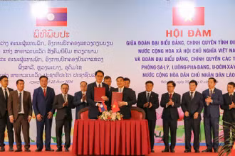 Đồng chí Trần Quốc Cường, Bí thư Tỉnh ủy Điện Biên và đồng chí Bun Không Lạ Chiêm Phon, Ủy viên dự khuyết Trung ương Đảng, Bí thư, Tỉnh trưởng, Trưởng đoàn đại biểu tỉnh Uđômxay trao biên bản ký kết tại hội đàm.