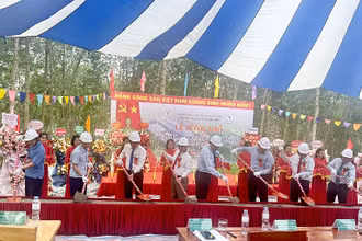 Lãnh đạo Tập đoàn công nghiệp cao-su Việt Nam cùng các đồng chí lãnh đạo tỉnh Điện Biên thực hiện nghi thức động thổ xây dựng nhà máy chế biến mủ cao-su tại Điện Biên.